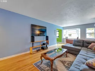 Photo #4: 22135408 Listing