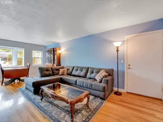 Photo #5: 22135408 Listing