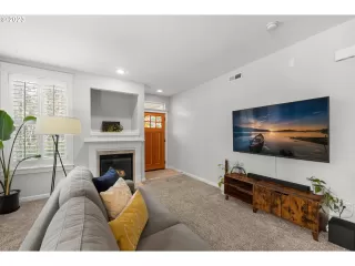 Photo #4: 22135715 Listing