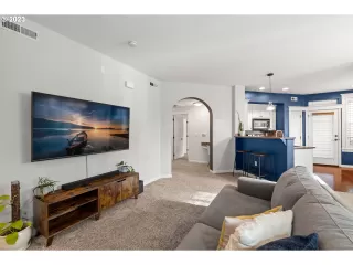 Photo #5: 22135715 Listing