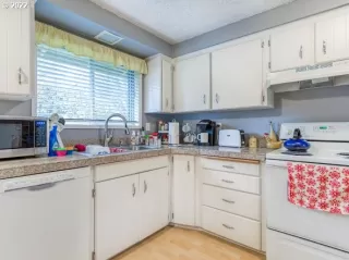 Photo #4: 22136910 Listing