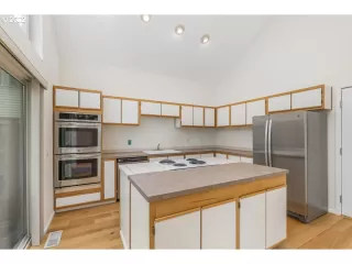 Photo #5: 22138305 Listing