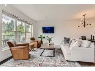 Photo #5: 22140498 Listing