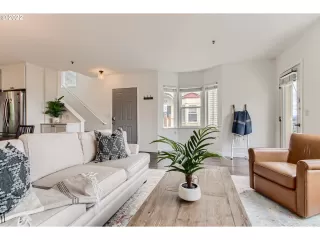 Photo #6: 22140498 Listing