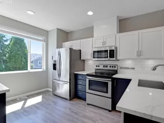 Photo #5: 22140776 Listing