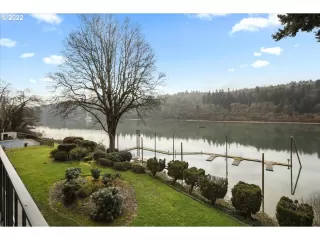 Photo #5: 22141500 Listing