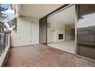 Photo #6: 22141500 Listing