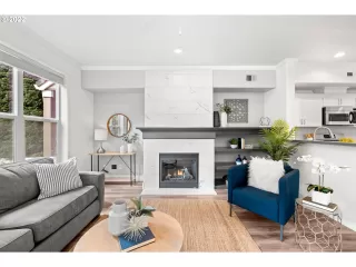 Photo #4: 22142123 Listing