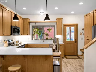 Photo #5: 22143804 Listing