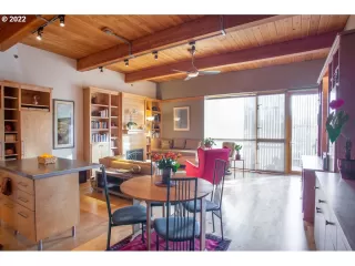 Photo #5: 22146746 Listing