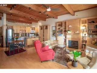 Photo #6: 22146746 Listing