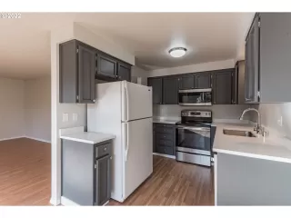 Photo #6: 22150208 Listing