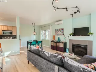 Photo #5: 22152215 Listing