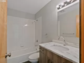 Photo #4: 22153712 Listing