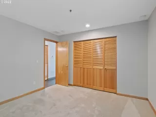 Photo #5: 22153712 Listing