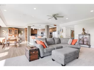 Photo #5: 22155458 Listing