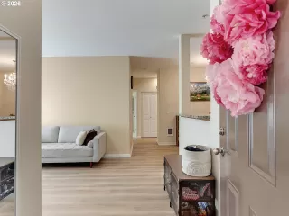 More Details about MLS # 221600916 : 10664 NE HOLLY ST 204