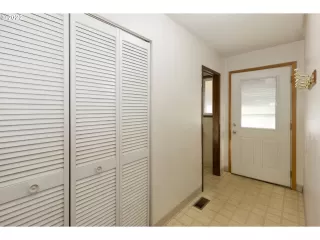 Photo #3: 22162401 Listing