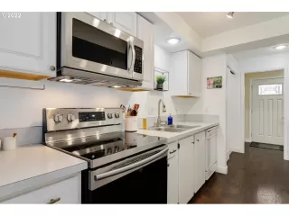 Photo #5: 22164430 Listing