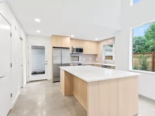 Photo #4: 22165116 Listing