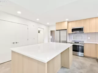 Photo #5: 22165116 Listing