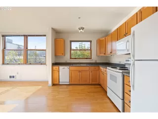 Photo #5: 22165428 Listing