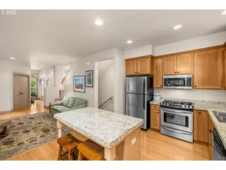 Photo #5: 22166732 Listing