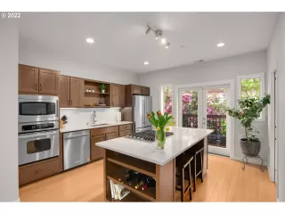 Photo #5: 22168103 Listing