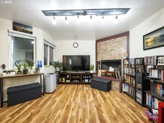 Photo #5: 22171072 Listing