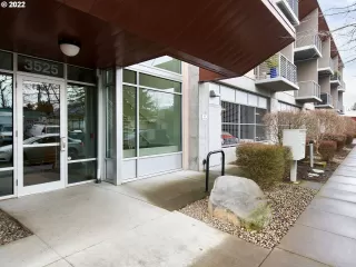 Photo #5: 22174850 Listing