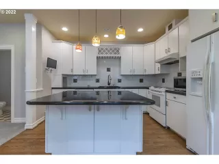 Photo #3: 22176632 Listing