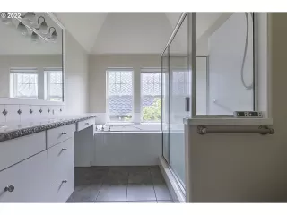 Photo #5: 22176632 Listing