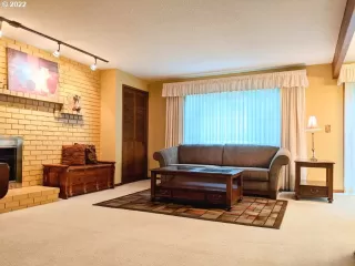 Photo #4: 22180062 Listing