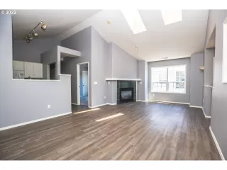 Photo #5: 22180553 Listing