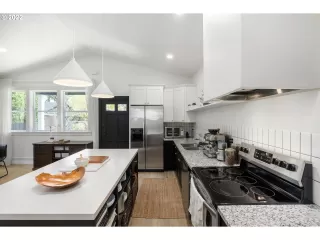 Photo #5: 22185538 Listing