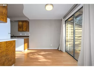 Photo #5: 22188752 Listing