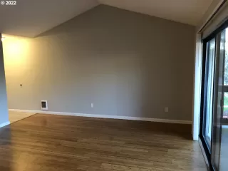 Photo #5: 22191919 Listing