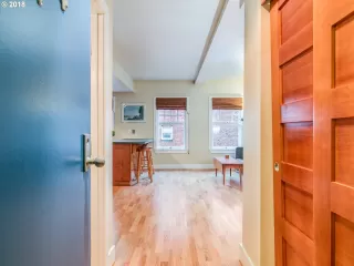 Photo #5: 22194323 Listing