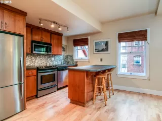 Photo #6: 22194323 Listing