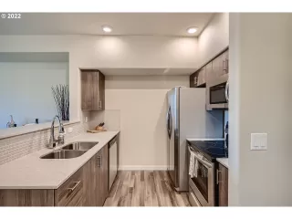 Photo #5: 22194446 Listing