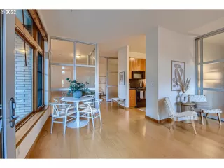 Photo #4: 22195122 Listing