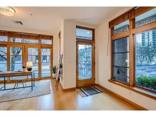 Photo #5: 22195122 Listing