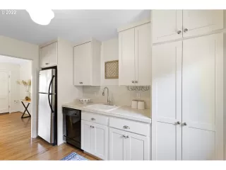 Photo #6: 22195425 Listing