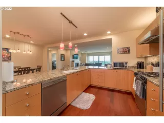 Photo #6: 22195549 Listing