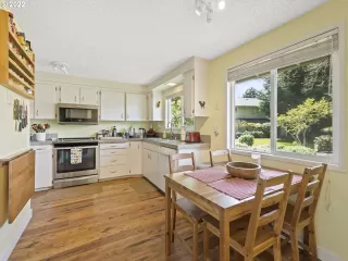 Photo #3: 22196801 Listing