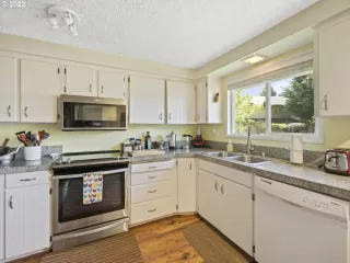 Photo #5: 22196801 Listing