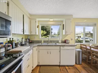 Photo #6: 22196801 Listing