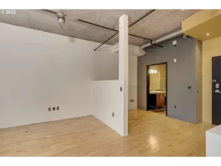 Photo #6: 22200302 Listing