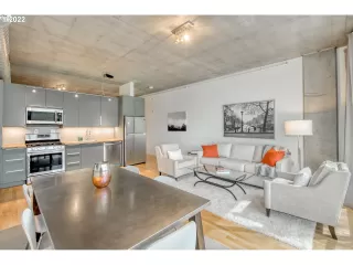 Photo #5: 22200563 Listing