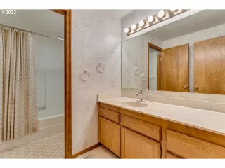 Photo #2: 22200776 Listing 